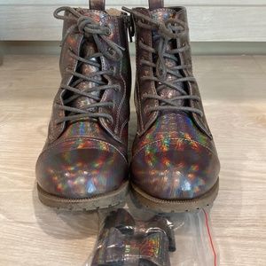 Pipperdoodles Holographic Boots Youth size 2 Brown Holographic boots